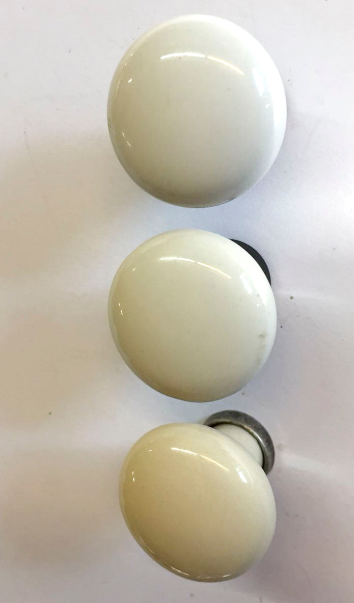 Porzellanknopf cream dunkelbrauner Fuß Ø 30 mm