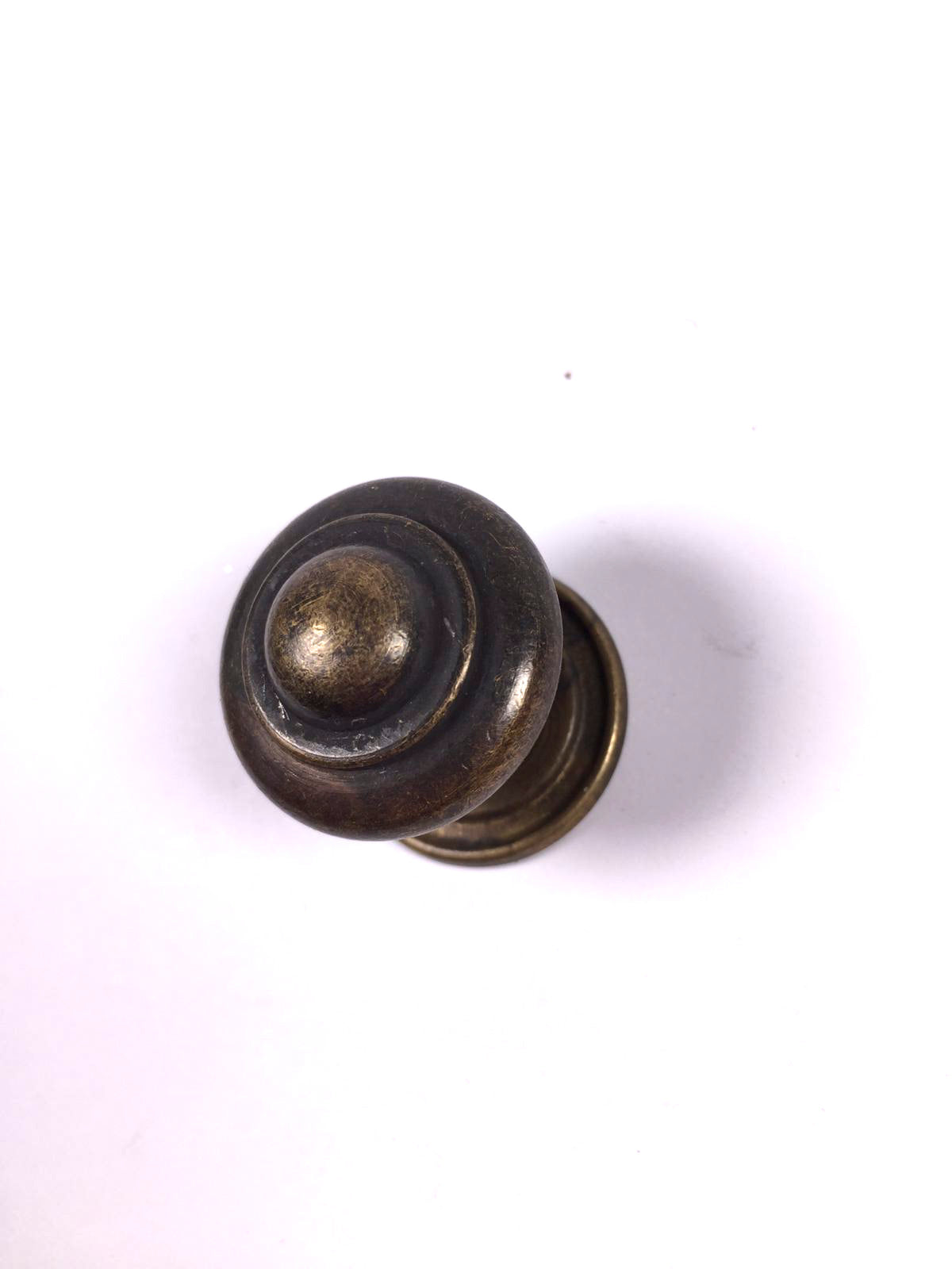 Knopf Rustico gerillt Messing Antik mit Unterlagsplatte